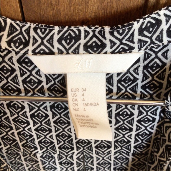 H&M size 4 sleeveless blouse - Picture 2 of 6
